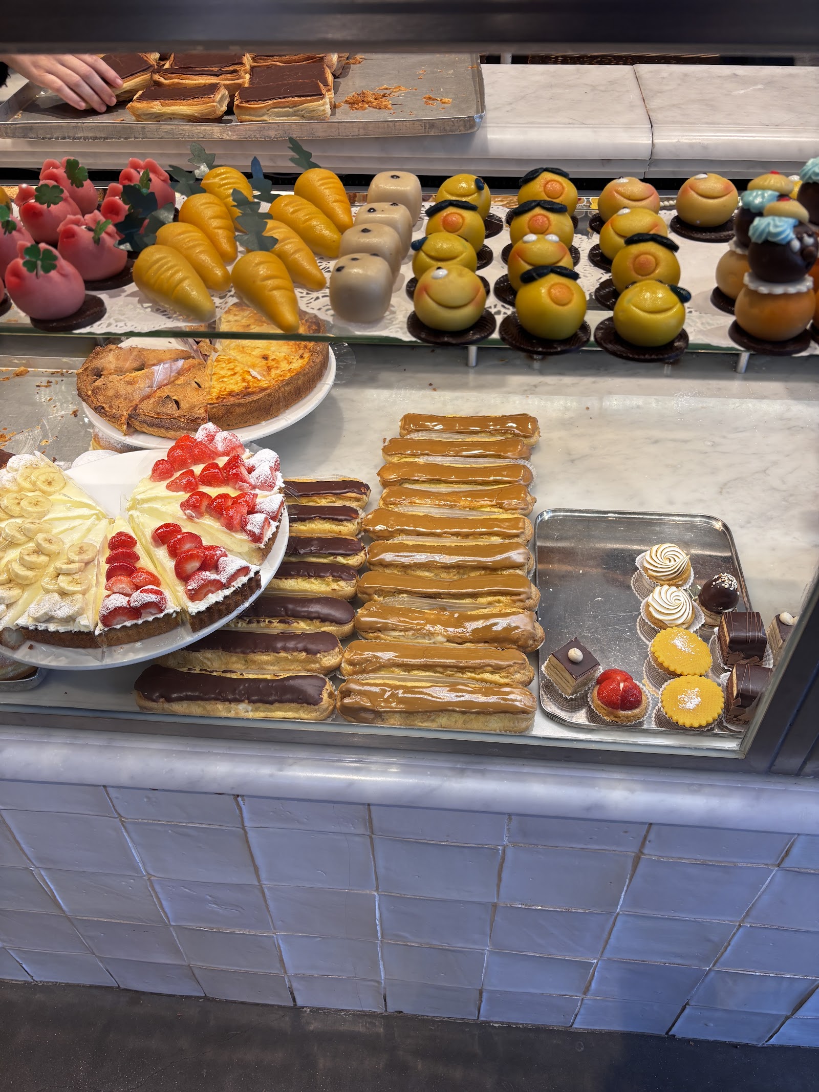 Vitrine met taarten, eclairs, marsepein en fijne patisserie van Bakkerij Dellafaille