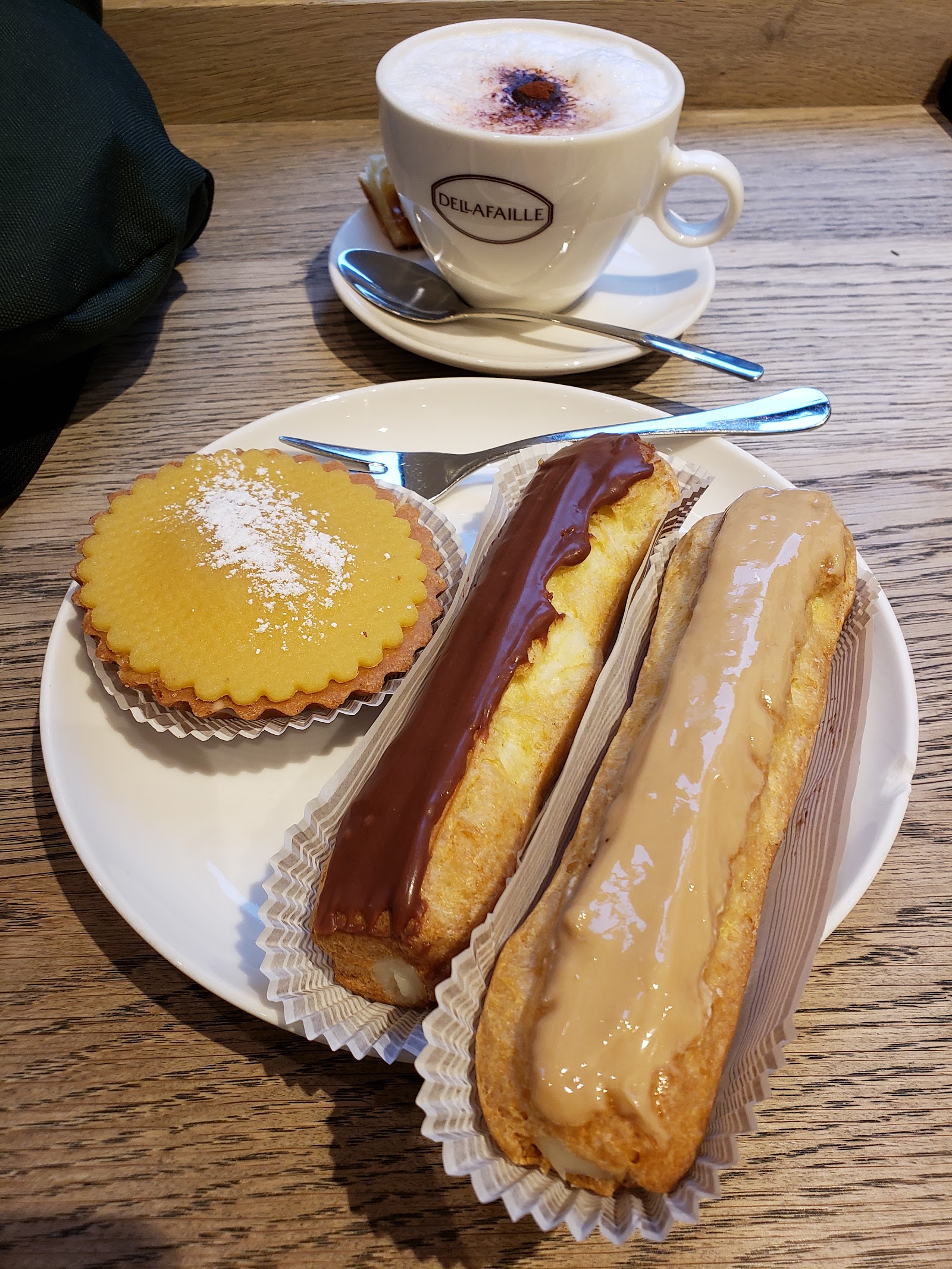 Cappuccino met een tartelette en chocolade- en koffie-eclairs van Bakkerij Dellafaille